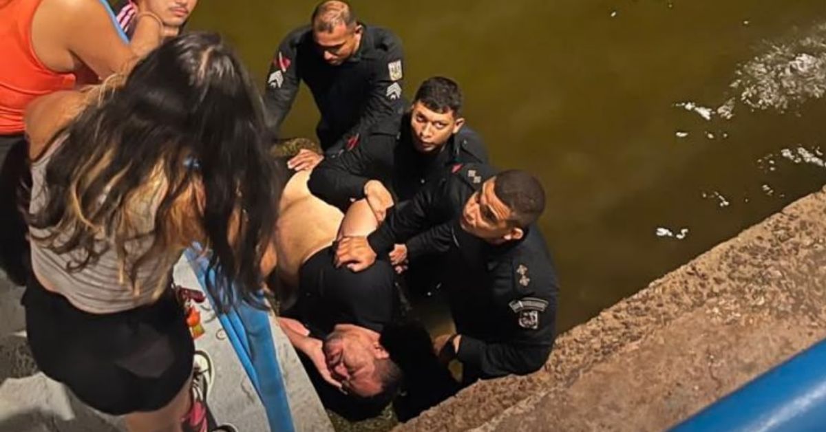 Momento em que o homem foi tirado do rio pelos policiais militares