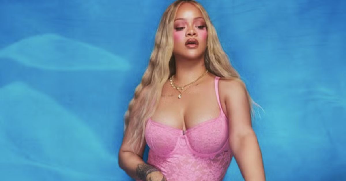 Rihanna posou com peças da coleção da Savage X Fenty e movimentou as redes sociais.