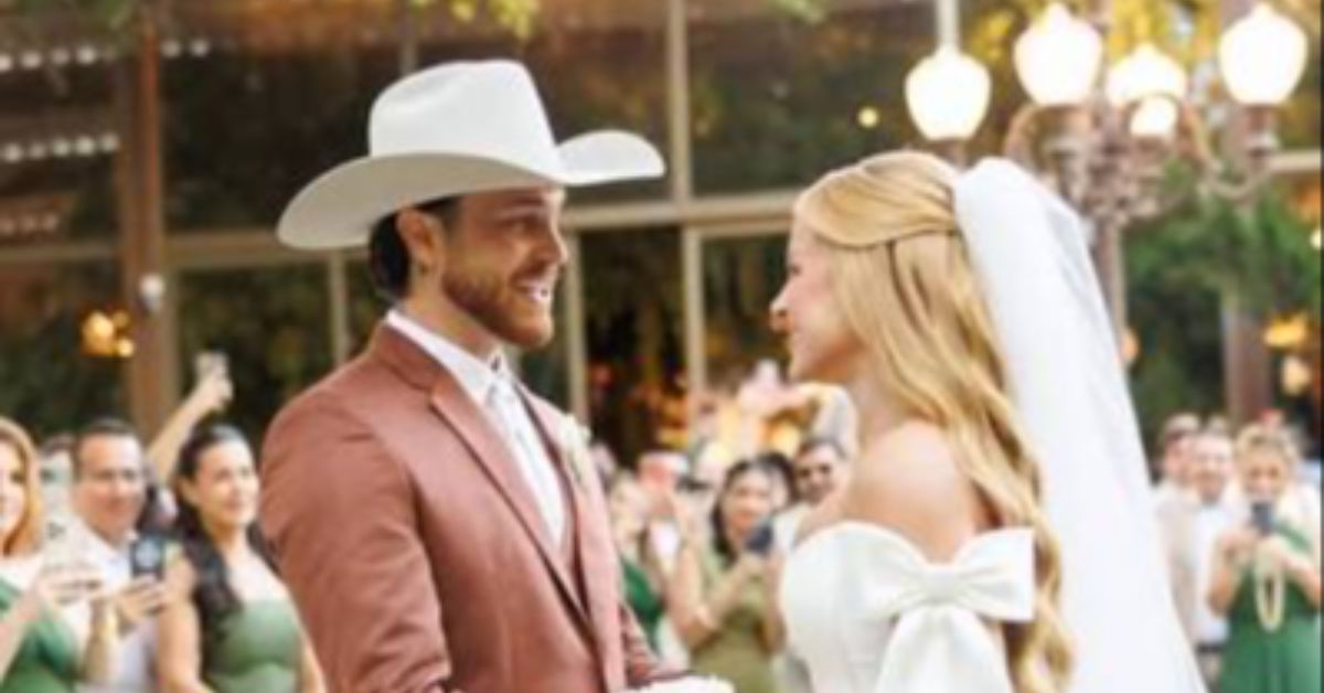 Gustavo Tubarão e Jade Sales durante o casamento; votos do influenciador repercutiram nas redes sociais.