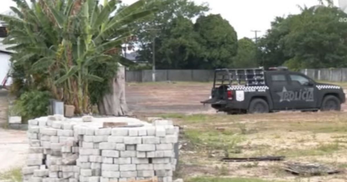 Área de posto de combustível foi isolada pela Polícia Militar após material com características de explosivo ser encontrado no local.