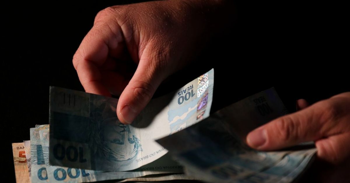 A proibição está prevista no artigo 51 da Lei das Contravenções Penais (Decreto-Lei nº 3.688/1941), que estabelece punições para a realização de loterias, rifas e sorteios sem autorização oficial.