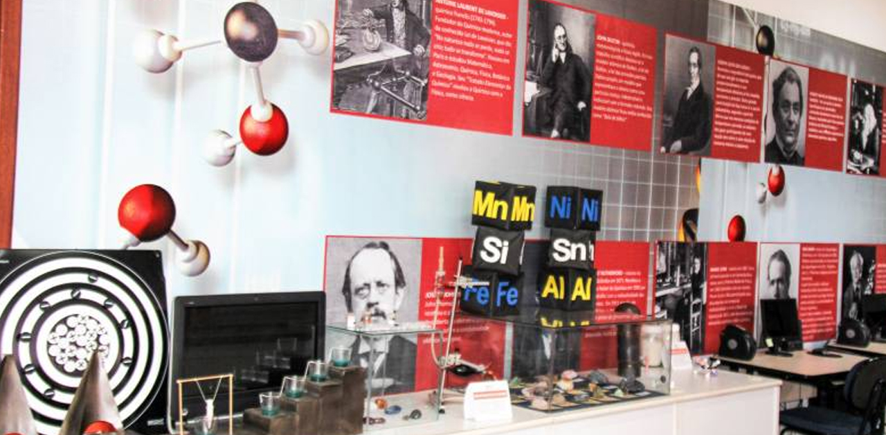 Palestra, visita e sessão na cúpula comemoram Dia do Químico no Planetário.