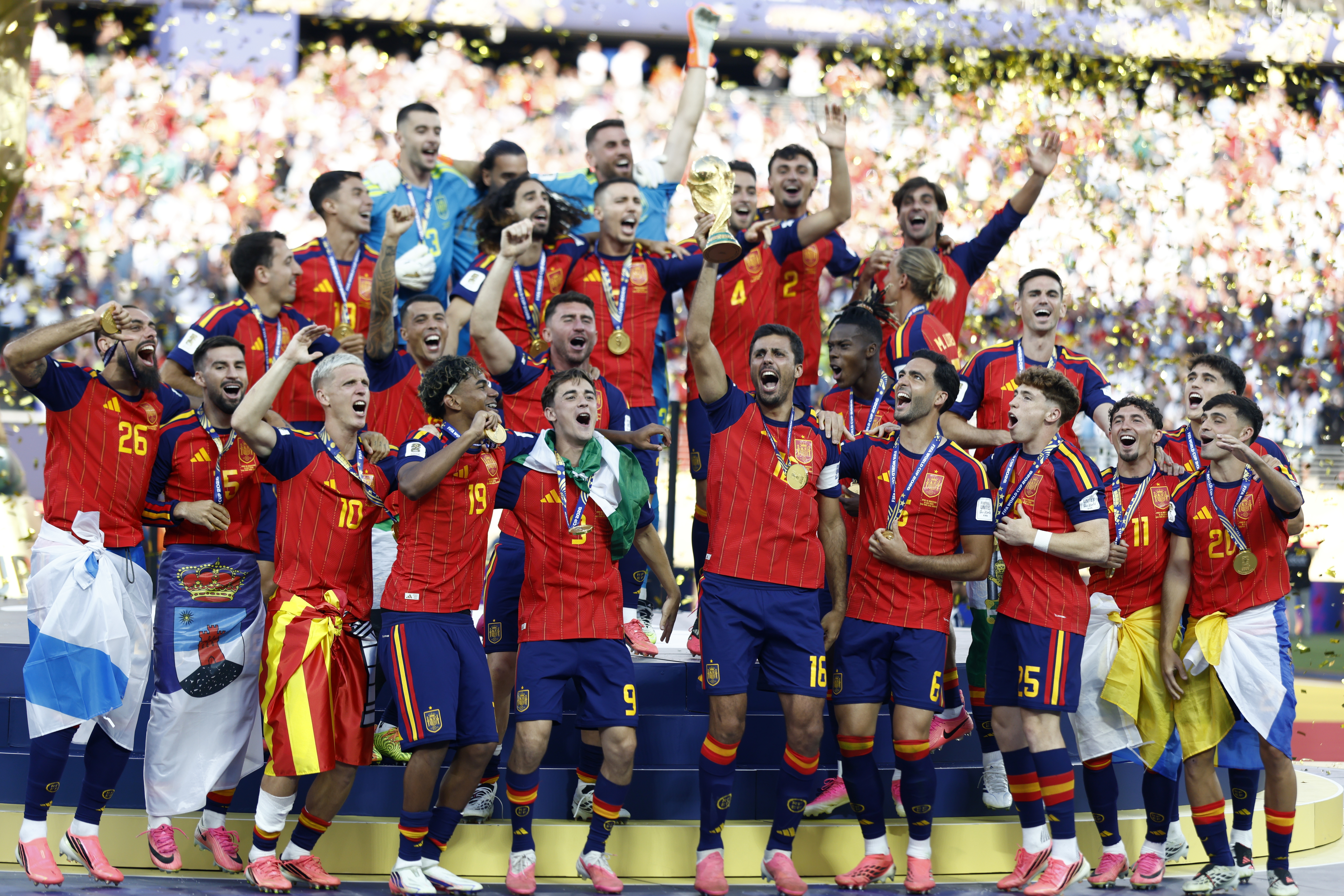 Seleção espanhola celebra o título mundial pela segunda vez, vencendo a Argentina nos EUA