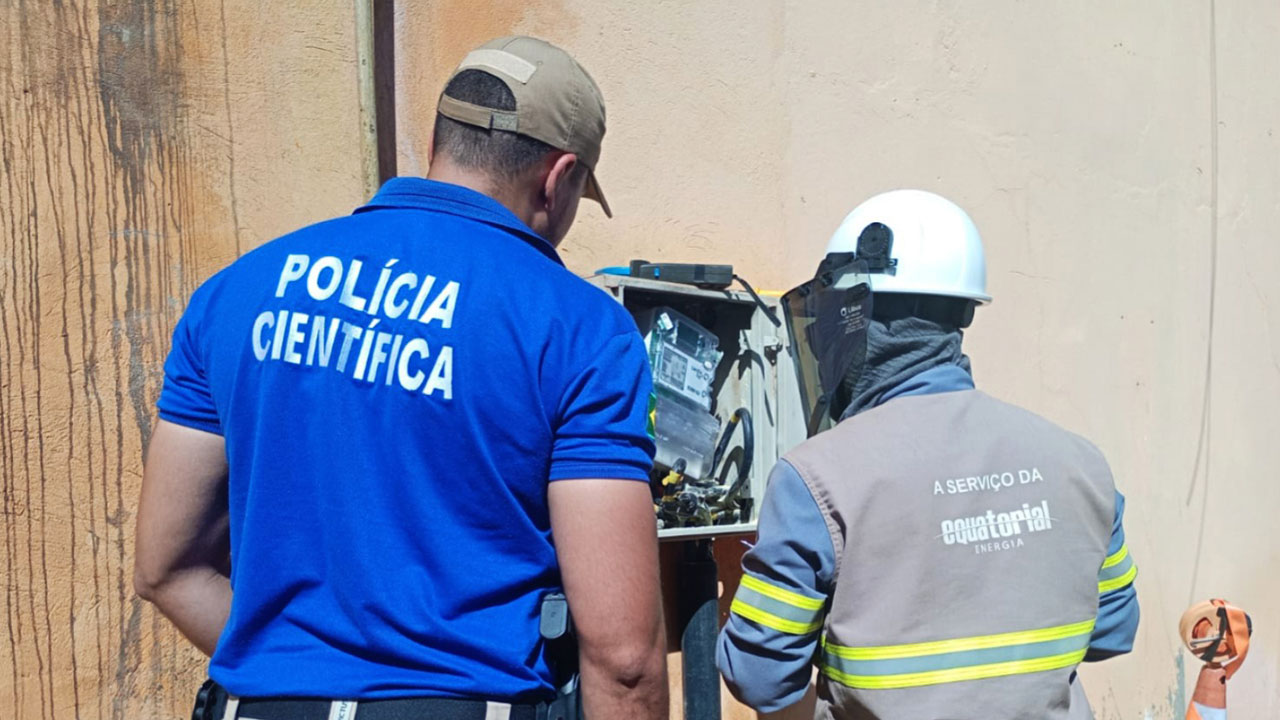 Técnicos e peritos analisam fiação interna e medidores adulterados em comércio de Canaã dos Carajás durante operação.