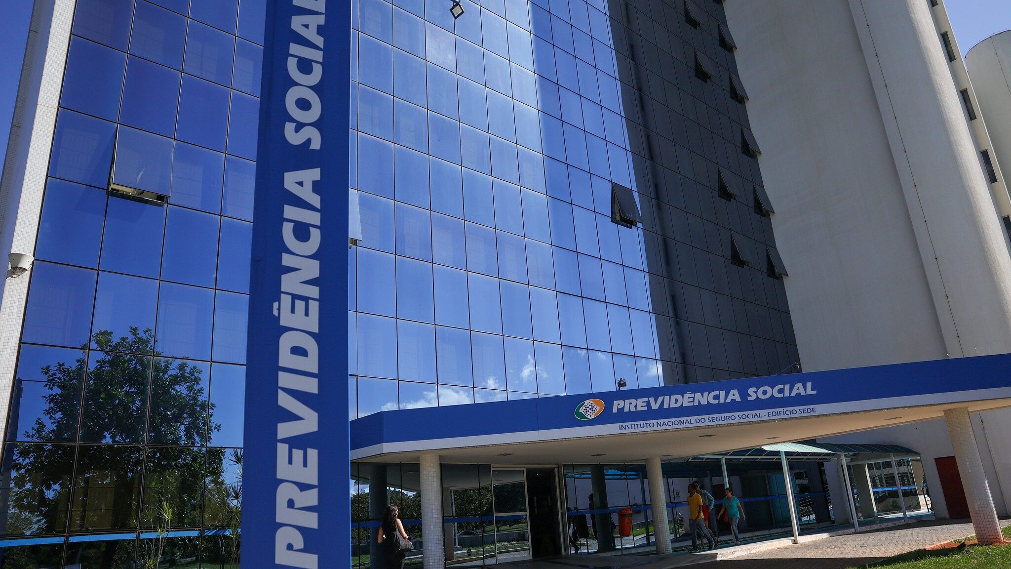 Saiba como solicitar a pensão especial do INSS para filhos de vítimas de feminicídio. Veja requisitos e documentos necessários.