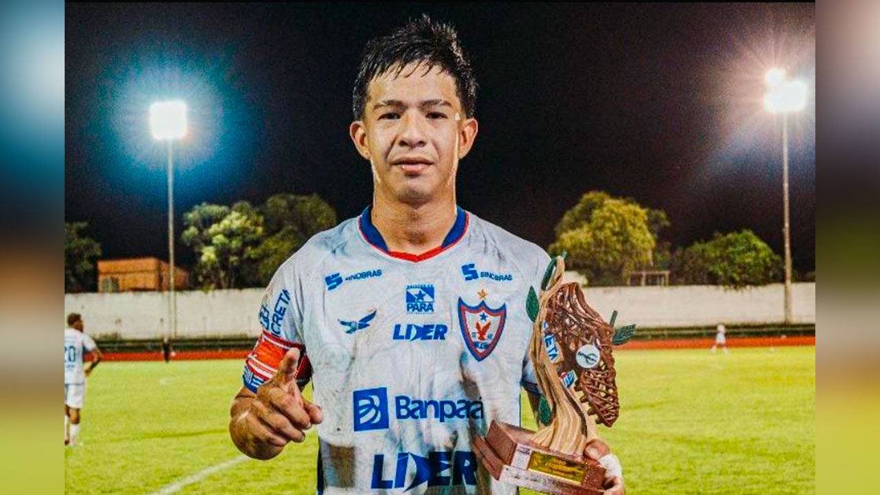 Kukri posa com a camisa do Águia de Marabá; jovem de 19 anos desfalca o time hoje para se apresentar ao Coritiba.