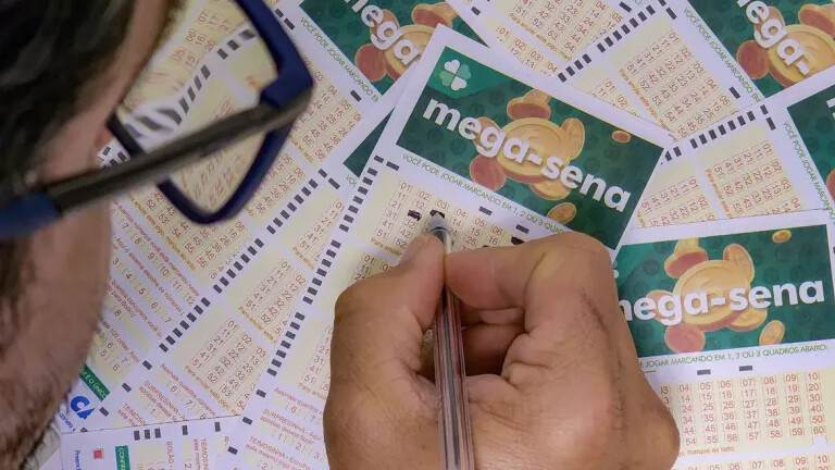 A Mega-Sena realiza, normalmente, três sorteios por semana, às terças, quintas e sábados.