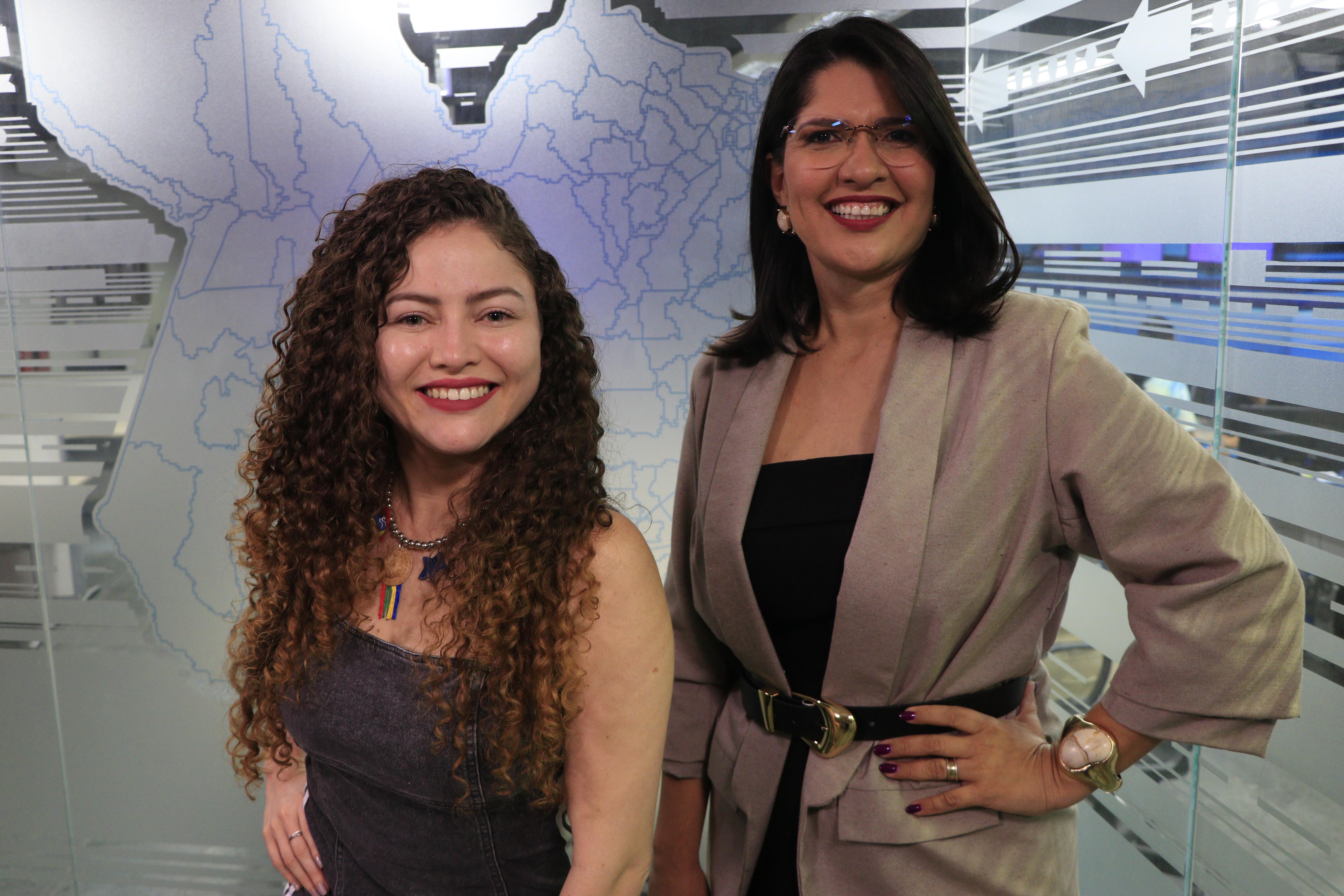 Thais Sousa e Priscila Belfort no estúdio da RBA TV após gravação do DOL Delas.