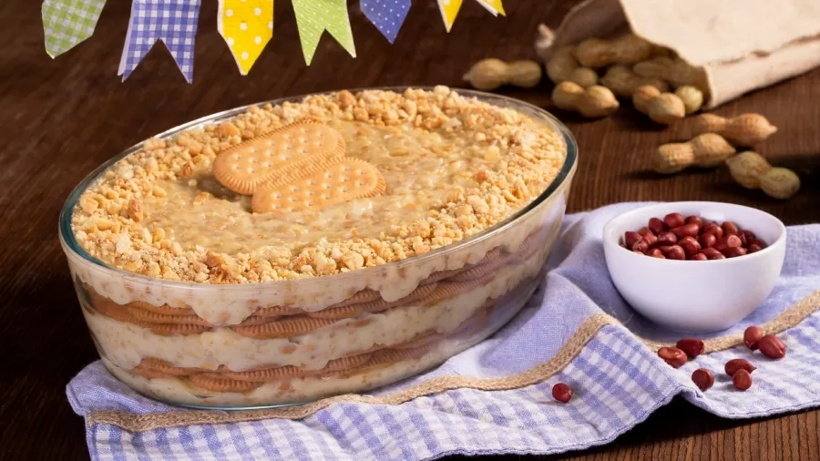 Para quem busca uma sobremesa simples e deliciosa para encerrar um almoço em família ou compartilhar em um arraial com amigos, o pavê de amendoim surge como uma ótima opção.