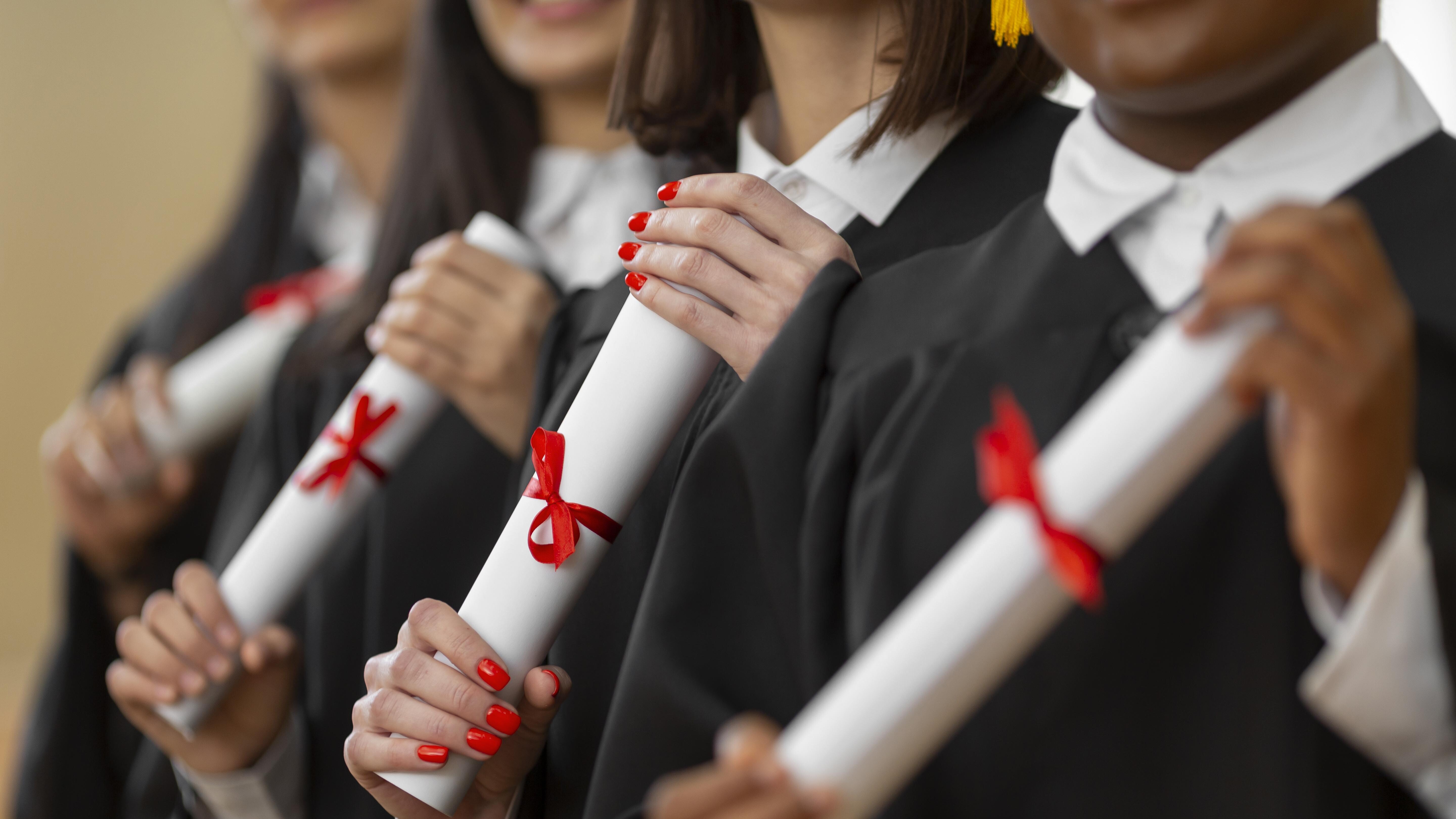 EUA estudam implementação de taxa de US$ 100 mil para estudantes internacionais que desejam trabalhar após a graduação, afetando o programa OPT.