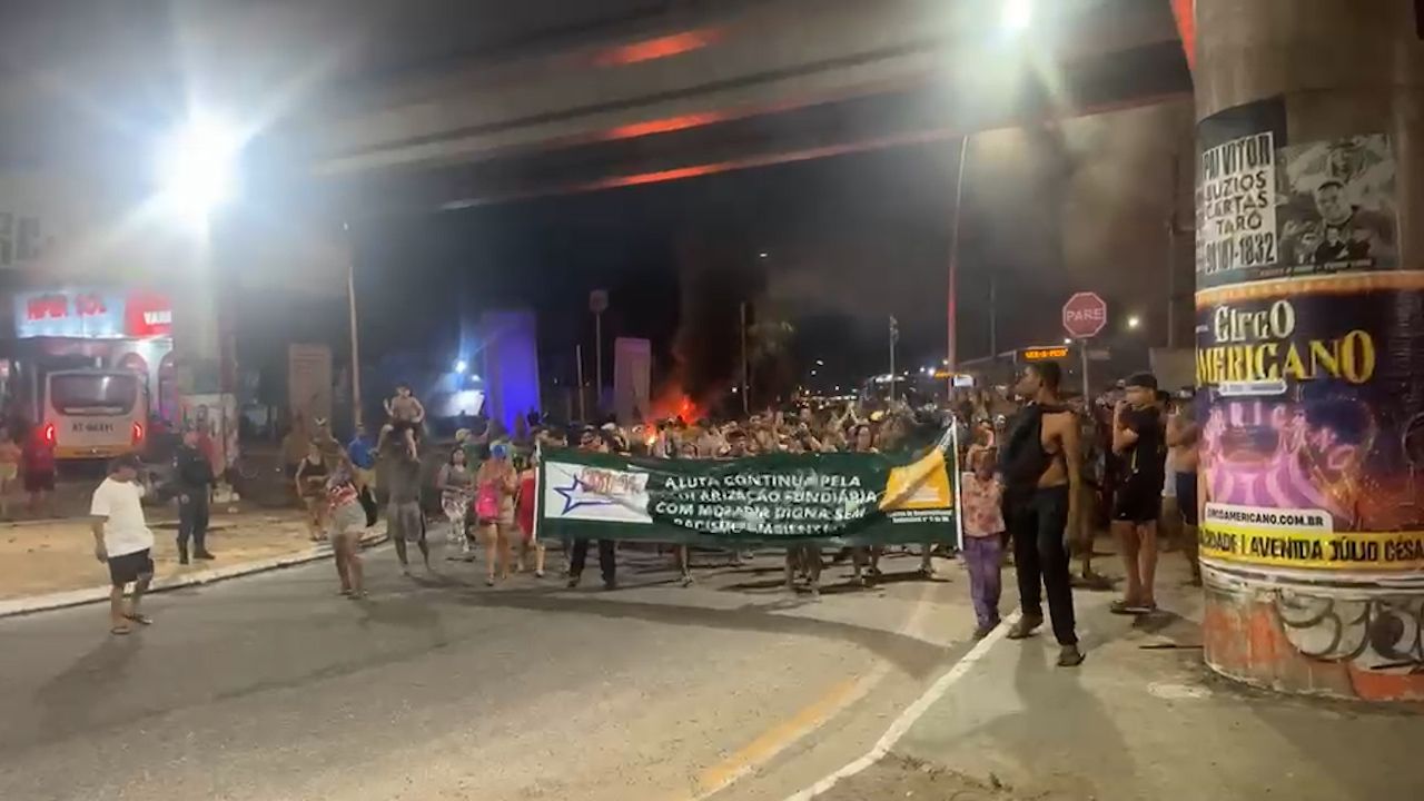 Os manifestantes paralisaram o trânsito no cruzamento da Augusto Montenegro e Independência
