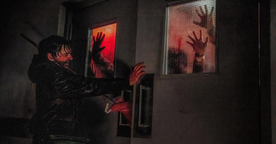 O novo filme de Resident Evil, dirigido por Zach Cregger, aposta em uma abordagem de survival horror focada nas primeiras horas do apocalipse em Raccoon City
