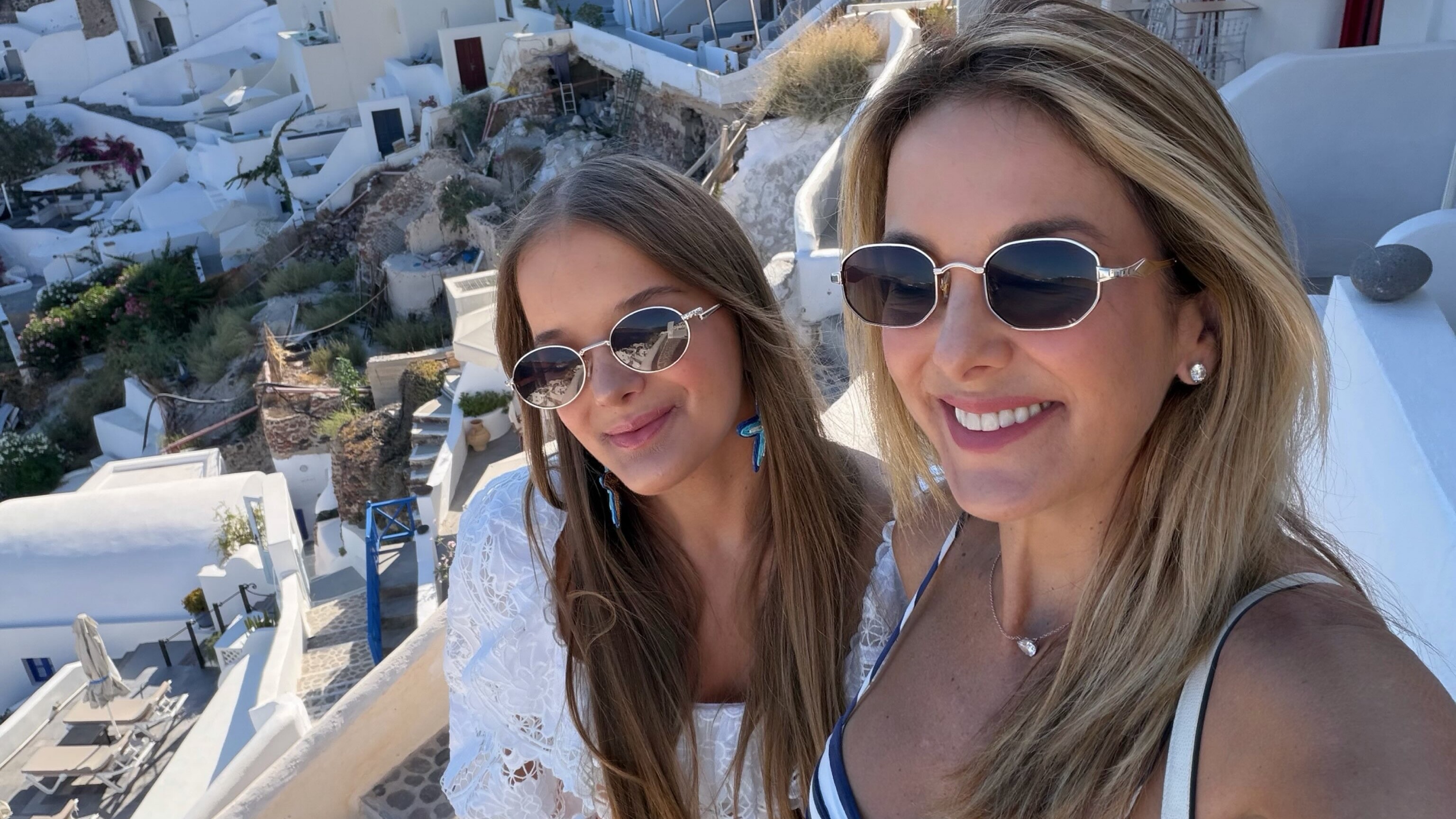 Confira os encantos da viagem de Ticiane Pinheiro e Rafa Justus pela Grécia, com registros de Santorini e Atenas.