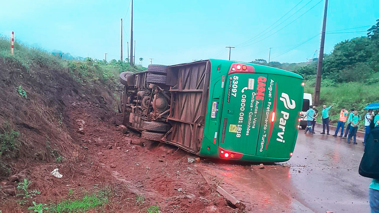 Local do acidente em Carajás, onde o ônibus tombou na manhã desta sexta-feira durante o transporte de turno.