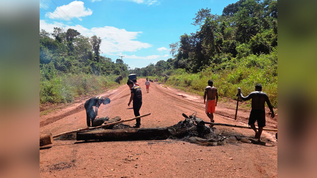 Bloqueio na Transcametá (BR-422) impede a passagem de veículos no km 19; indígenas exigem cumprimento de acordos.