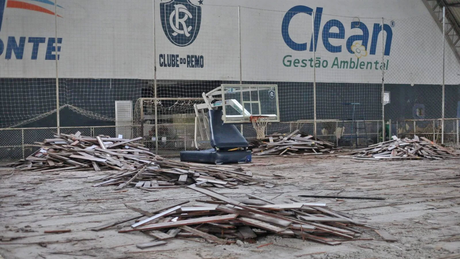 Melhorias no Ginásio Serra Freire: piso novo e revitalização para surpreender atletas.