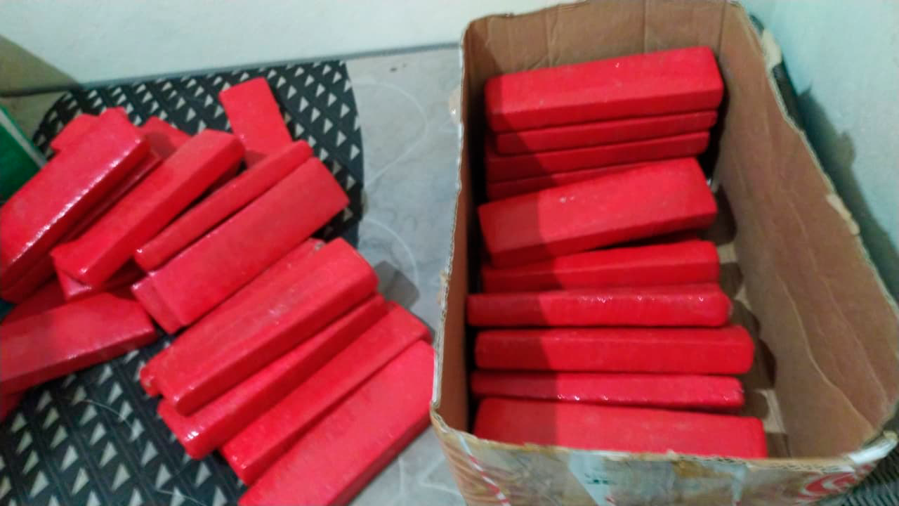Os entorpecentes apreendidos pelo 34º BPM, avaliados em cerca de R$ 1,3 milhão, expostos após o cerco policial na noite de ontem.