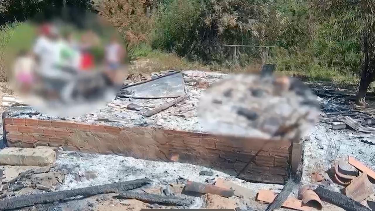 Quando o Corpo de Bombeiros chegou ao local a casa já havia sido consumida pelas chamas