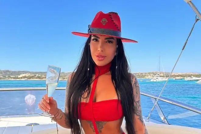 Kauana Bilhar, influenciadora digital, morreu ao cair de prédio em Dubai. Confira os detalhes da tragédia e como isso impactou seus seguidores.