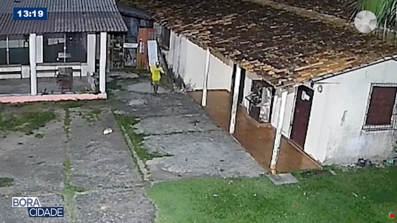 No vídeo, é possível ver o momento em que o suspeito entra com facilidade na Paróquia