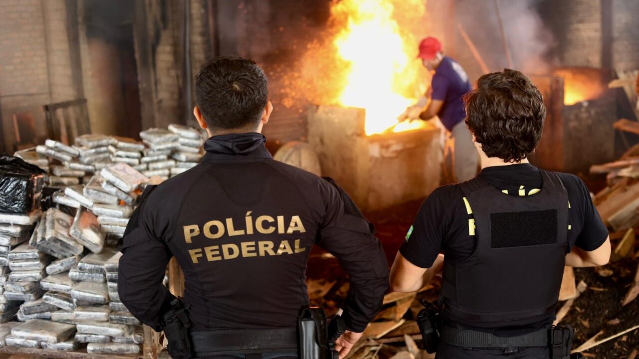 A Polícia Federal incinerou mais de 4,1 toneladas de drogas no Pará, incluindo grandes quantidades de cocaína e maconha, em ação de combate ao tráfico.
