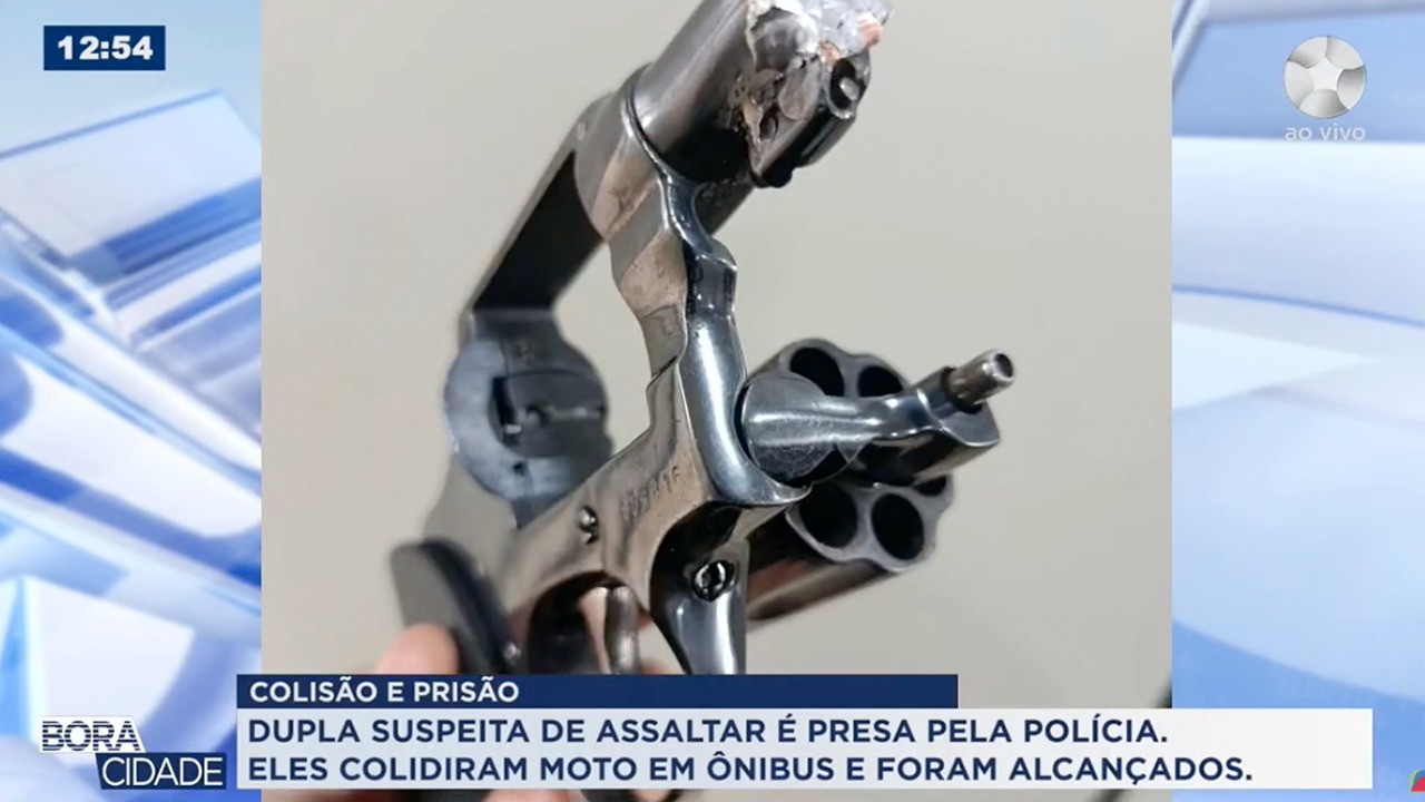 A dupla estava de moto e colidiu com um ônibus durante a fuga.