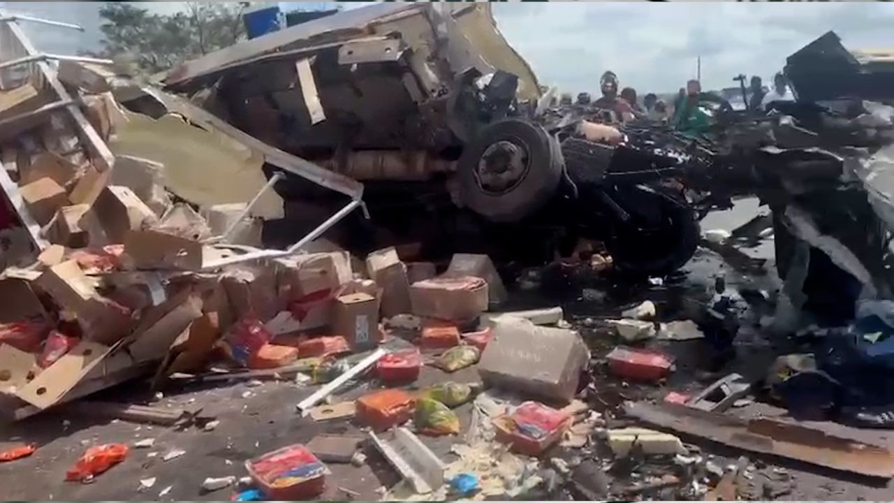 A colisão deixou os veículos completamente destruídos