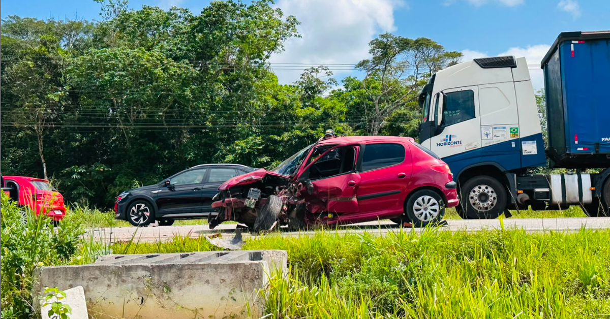 Acidente em Santa Maria do Pará destruiu a parte dianteira de dois veículos e provocou congestionamento na rodovia.