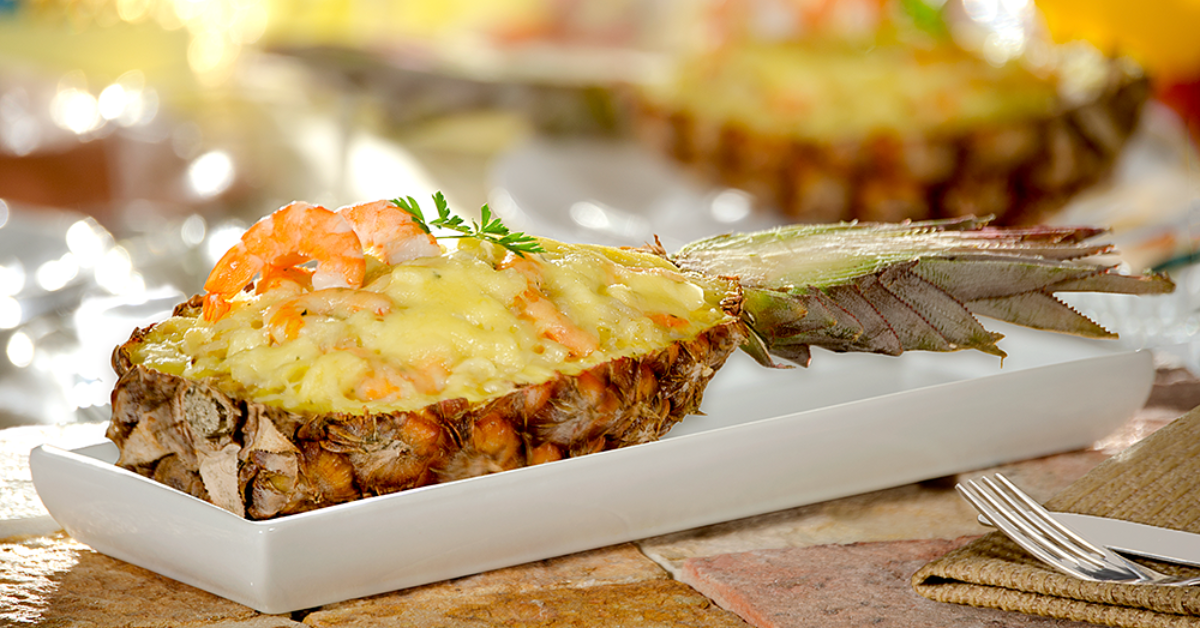 O Camarão Tropical é servido dentro do abacaxi e reúne sabores doces e salgados em uma receita prática e sofisticada.