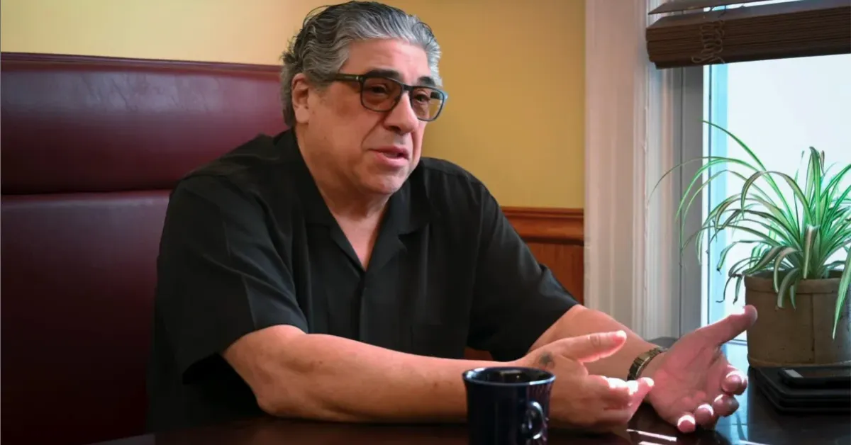 Vincent Pastore ficou mundialmente conhecido por interpretar Salvatore "Big Pussy" Bonpensiero na série Família Soprano, um dos personagens mais marcantes da televisão.