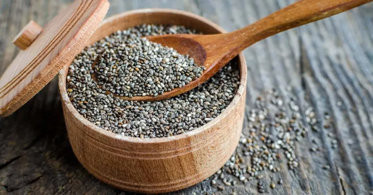A chia é uma semente rica em fibras e antioxidantes que pode contribuir para a saúde, o controle da saciedade e o equilíbrio do organismo.