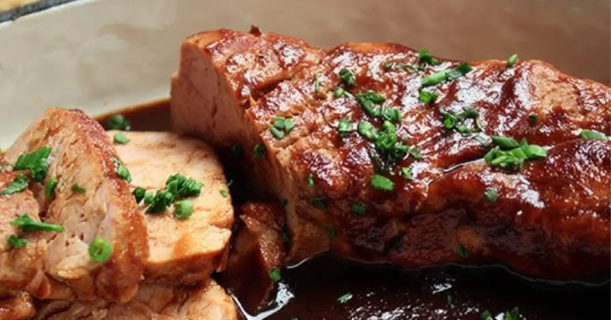 Filé Mignon Suíno na Cerveja Preta combina carne dourada e molho encorpado para o almoço de Dia dos Pais.