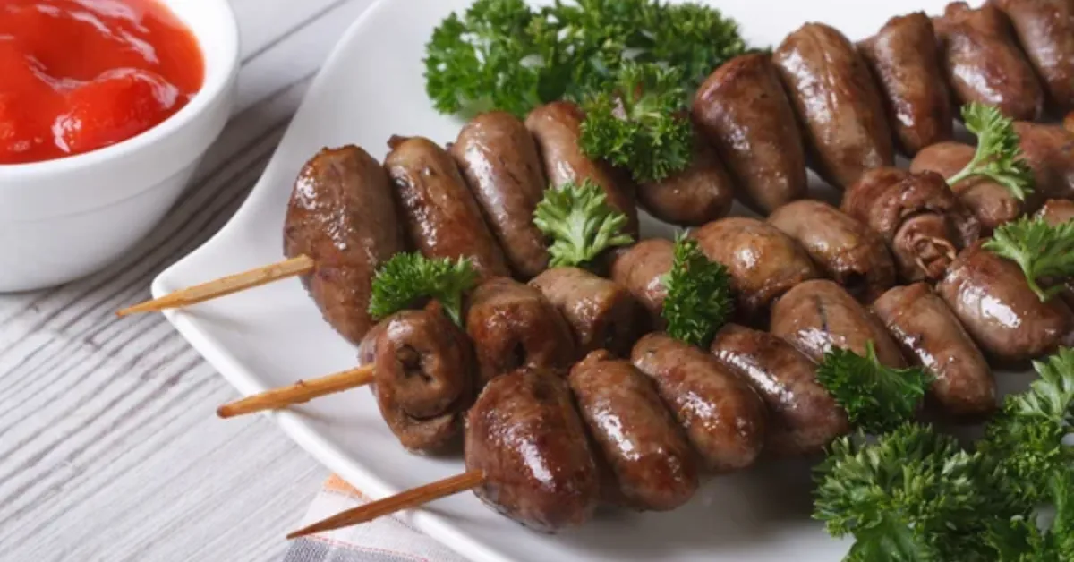 Coração de frango é fonte de proteínas, ferro e vitaminas e pode ser preparado de diferentes formas além do tradicional churrasco.