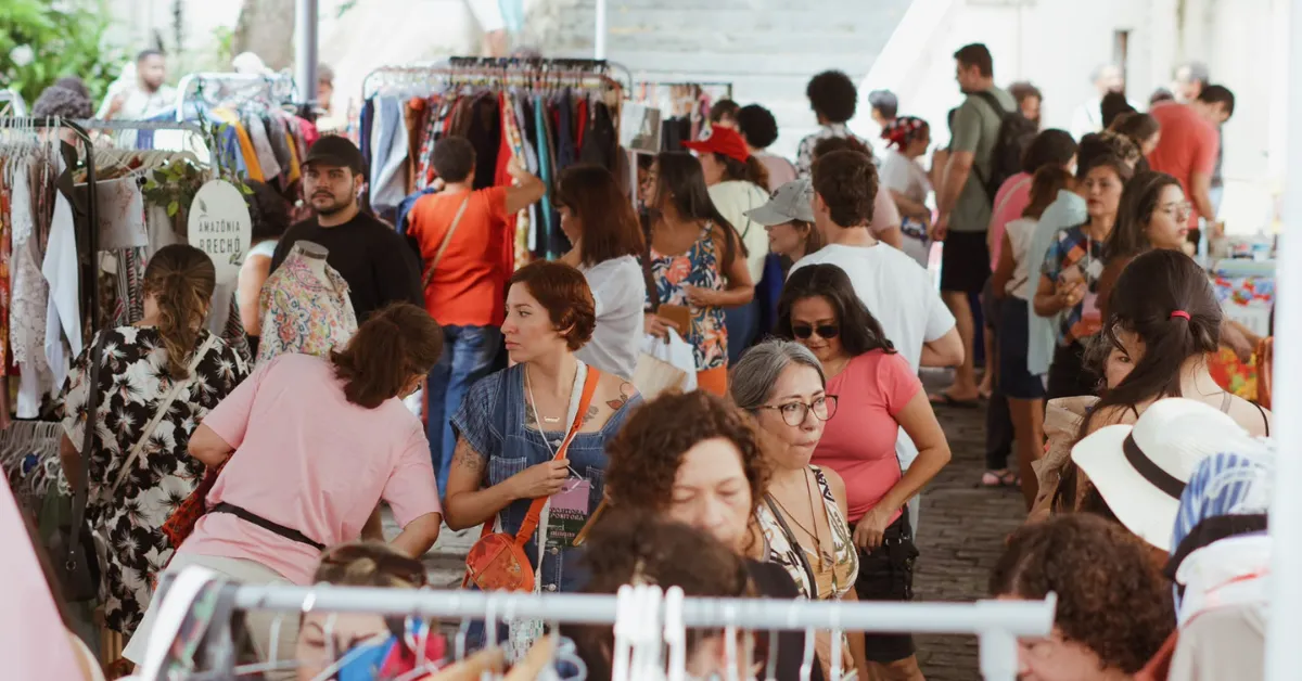 Feira É das Manas reúne brechós, marcas criativas, arte e música brasileira na Casa da Linguagem, em Belém.