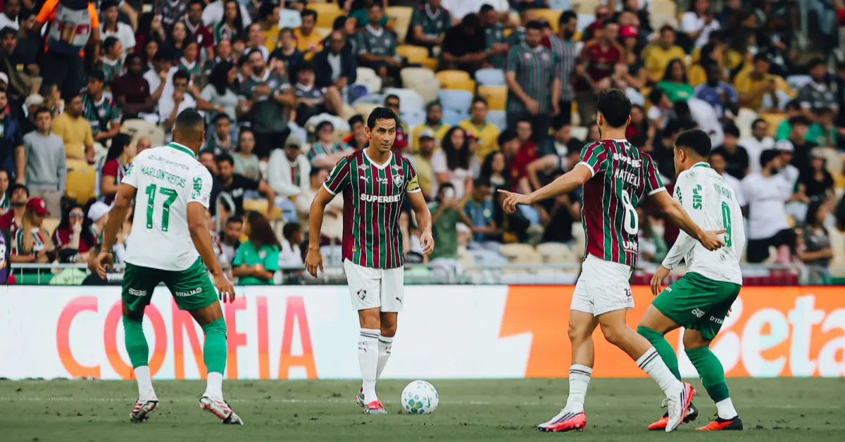 De virada e com gol nos acréscimos, o Fluminense venceu o Palmeiras por 3 a 2, neste sábado (15/08), no Maracanã, e encerrou um jejum de oito jogos sem vitória.