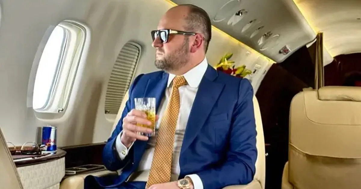 O advogado Nelson Wilians dentro de jatinho.