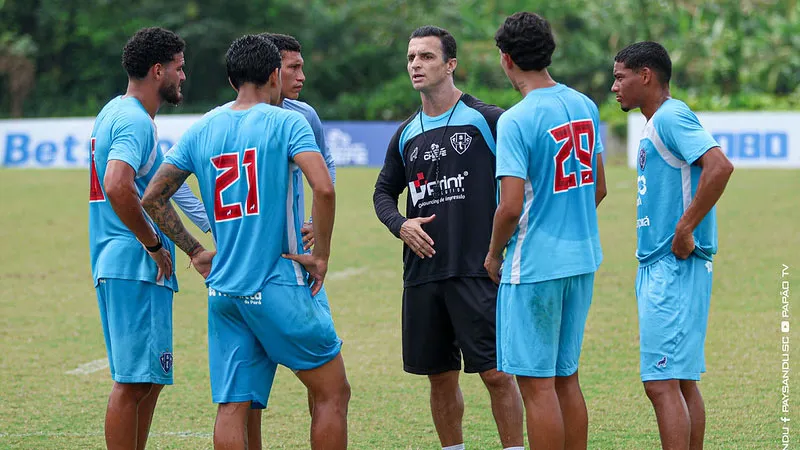 Técnico Júnior Rocha e jogadores do Paysandu