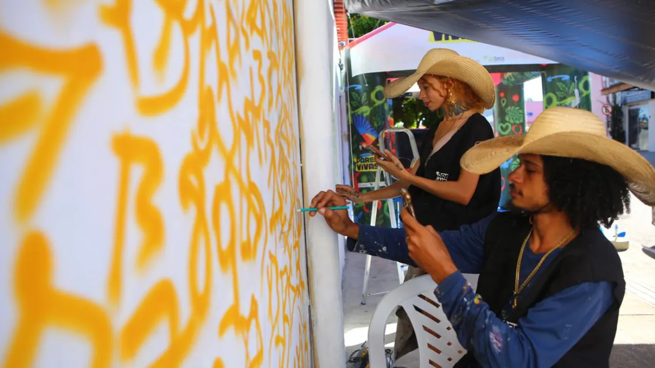 Alunos aprendem técnicas de pintura com spray durante oficina do projeto Paredes Vivas no NIC, em Canaã dos Carajás.