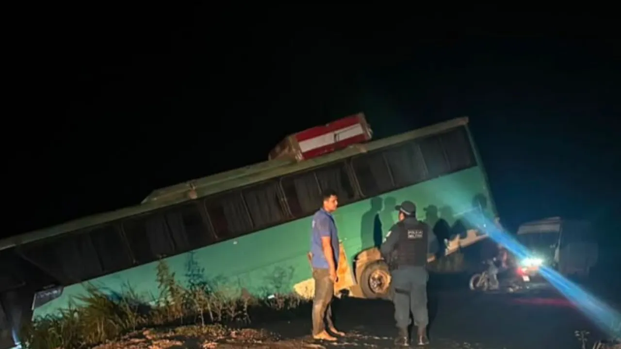 Coletivo intermunicipal saiu da pista durante o trajeto entre São Félix do Xingu e o distrito de Taboca; Polícia Militar prestou apoio e isolou o local.