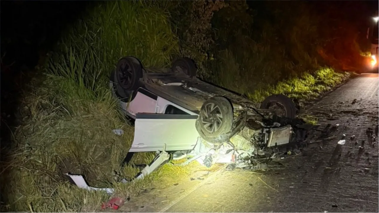 Com a violência do impacto frontal, o carro capotou na pista de rolamento e parou com as rodas voltadas para cima