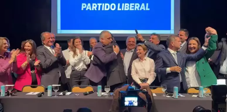 Flávio Bolsonaro oficializa Alfredo Gaspar como candidato a vice-presidente em sua chapa. Entenda os detalhes dessa escolha e suas implicações políticas.