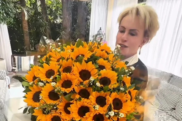 Em um vídeo, Ana Maria Braga mostrou o buquê que ganhou do marido e agradeceu o carinho.