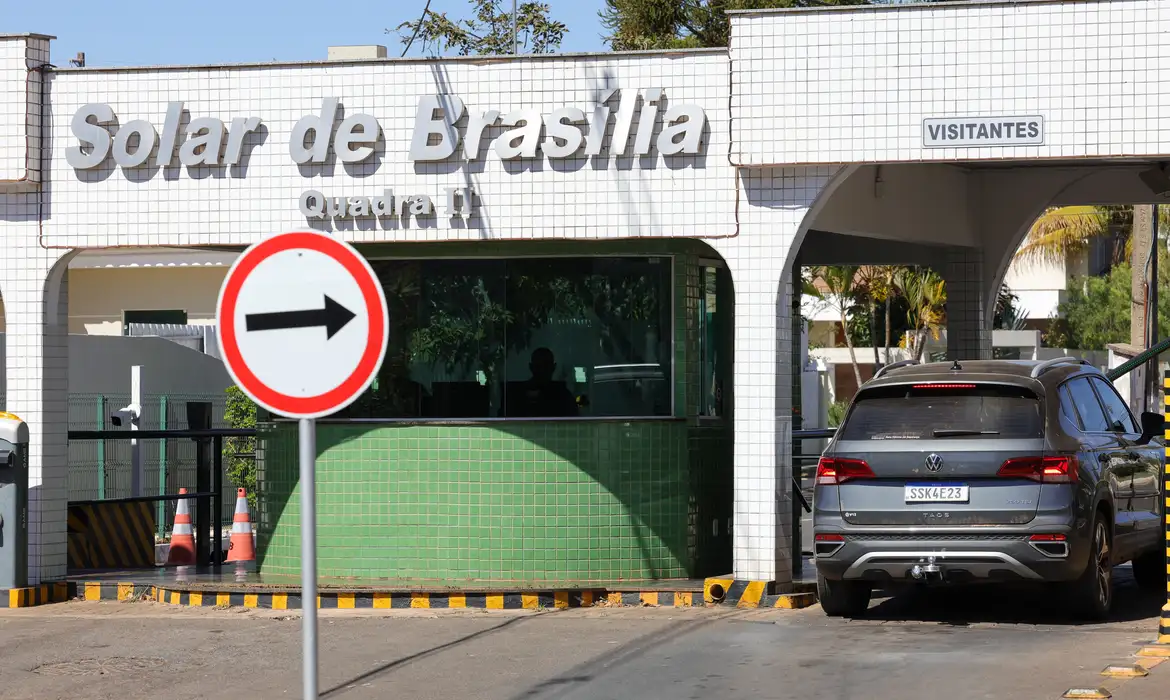 A determinação de Moraes proíbe também que Bolsonaro receba visitas até o término do período eleitoral.