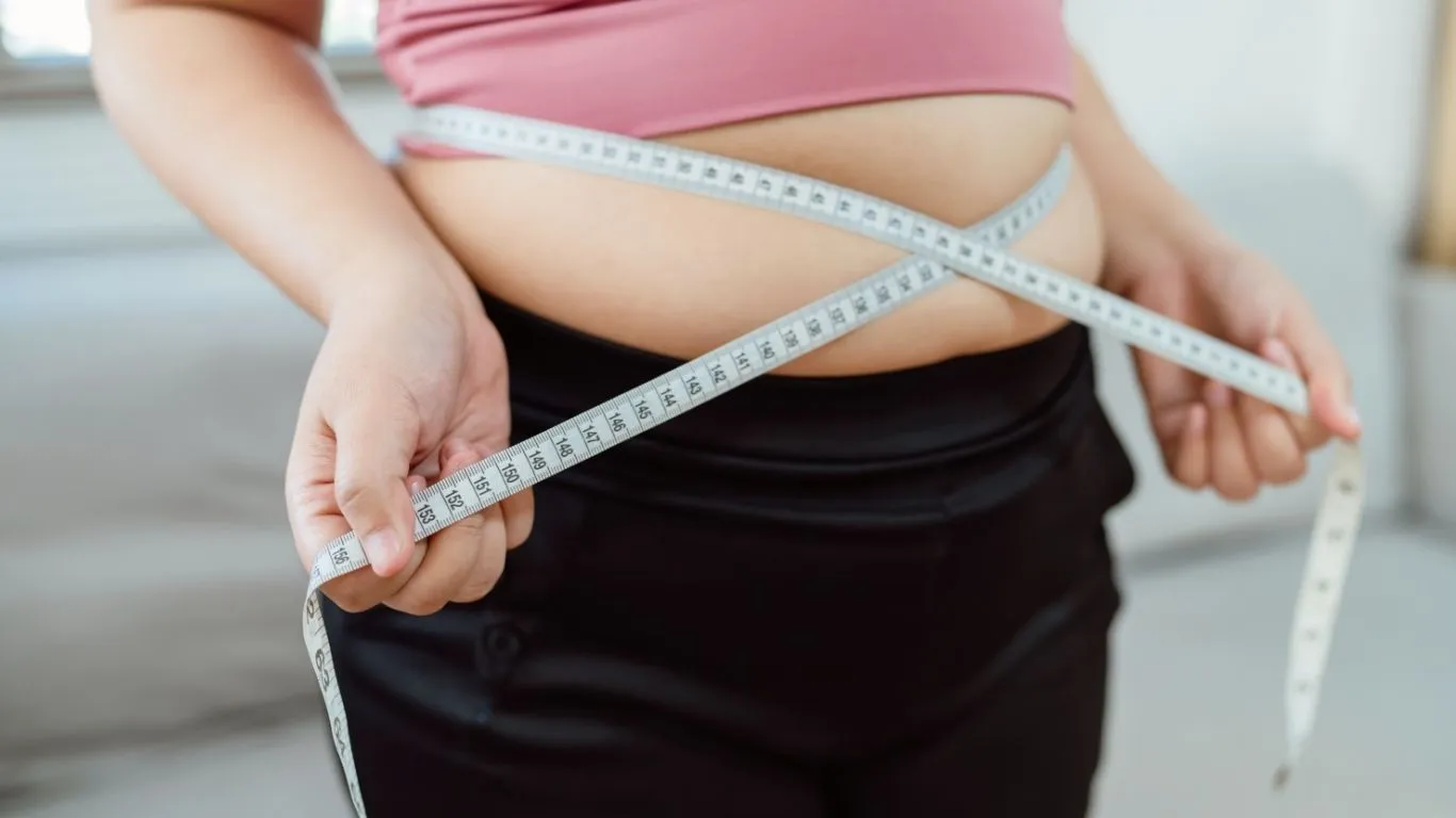 Combinação de barriga saliente e baixos níveis de vitamina D eleva mortalidade em 123% após os 50 anos.