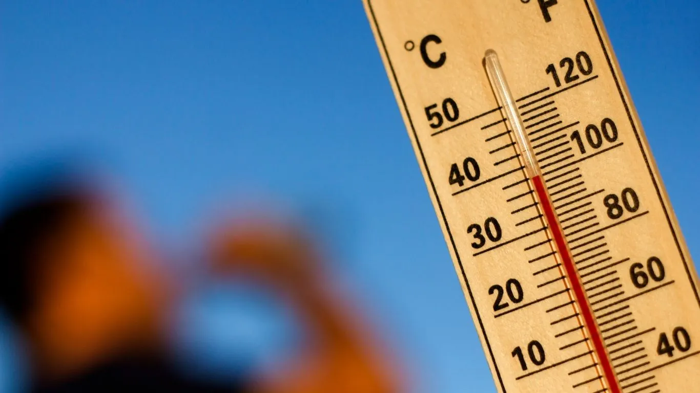 Levantamento em 14 regiões metropolitanas associa altas temperaturas a 50 mil mortes em duas décadas; chegada do El Niño deve intensificar o problema.