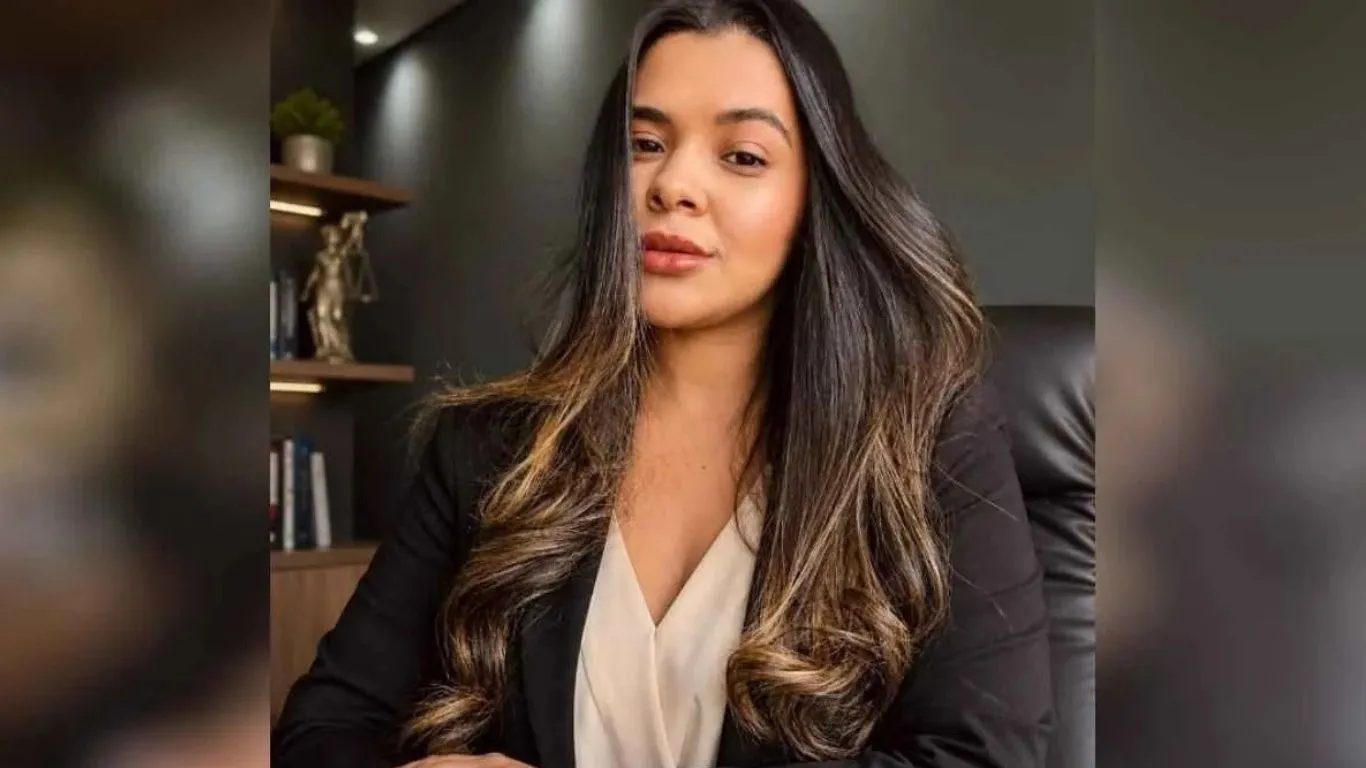 Investigada e o companheiro montaram loja cenográfica em casa para simular venda de celulares; operação cumpriu mandados em São Paulo.