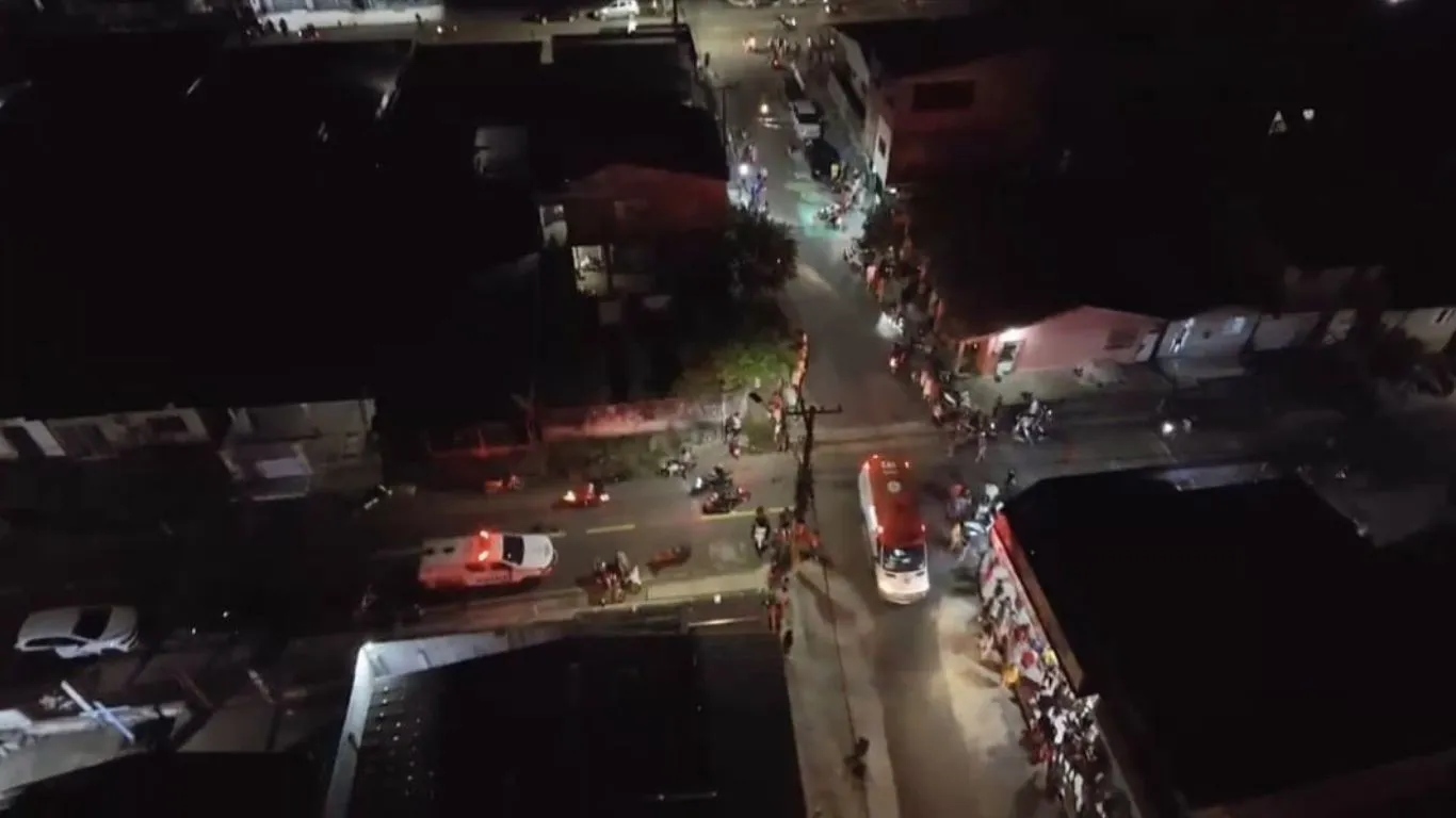 Chamas de grandes proporções atingiram o bairro Santa Isabel na noite de segunda-feira (3); não há registro de vítimas.