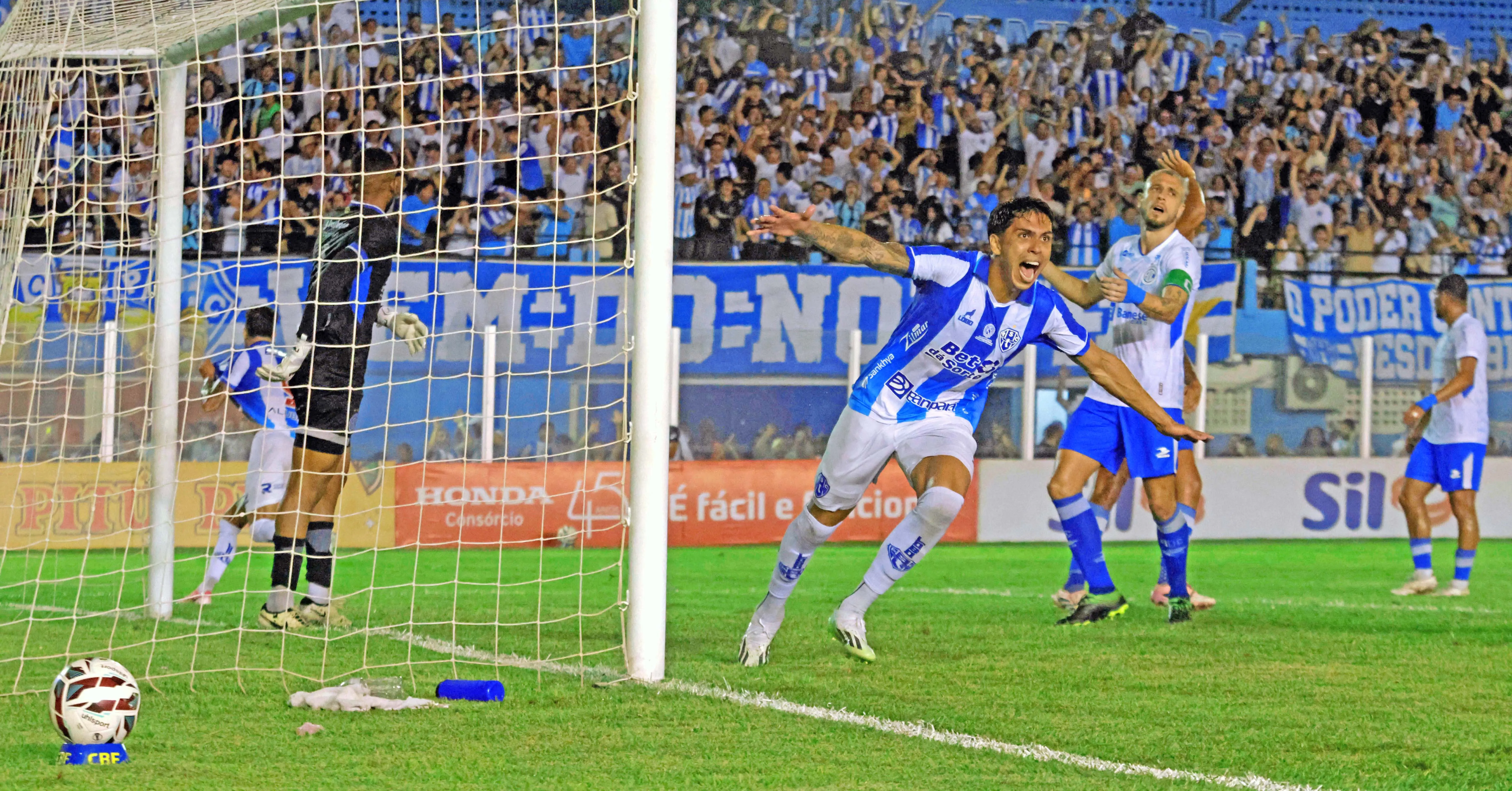 Carrerette fez o jogo perfeito e ainda foi o herói da noite.