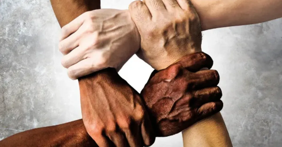 Além das vagas reservadas às cotas raciais e étnicas, muitos concursos também destinam percentual específico para pessoas com deficiência (PcD), conforme previsto na legislação.
