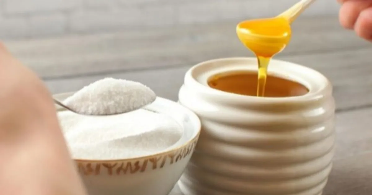 Tanto o mel quanto o açúcar refinado aumentam a ingestão de açúcares da dieta e podem contribuir para problemas de saúde.